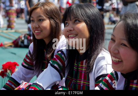 Porträt von Mizo Stamm Mädchen auf dem Chapchar Kut Festival tragen traditionelle Puanchei für den Bambus-Tanz. Mizoram Indien Stockfoto