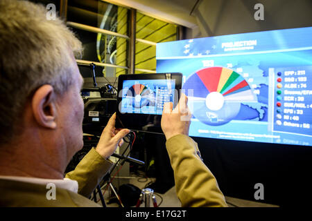 Brüssel, Bxl, Belgien. 25. Mai 2014. Journalist nimmt Bild der Wahlergebnisse in der Wahlnacht im Europäischen Parlament Hauptquartier in Brüssel, Belgien am 25.05.2014 von Wiktor Dabkowski Credit: Wiktor Dabkowski/ZUMAPRESS.com/Alamy Live News Stockfoto