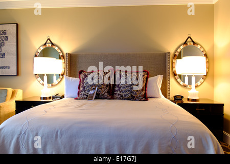 Ein Kingsize-Bett in einem Hotelzimmer im Omni Hotel in Nashville, Tennessee Stockfoto