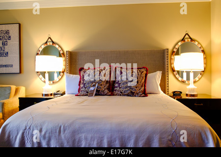 Ein Kingsize-Bett in einem Hotelzimmer im Omni Hotel in Nashville, Tennessee Stockfoto