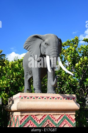 Elefanten-Statue auf der Brücke der Zeit, Valley of Waves, Sun City Urlaub Resort, Pilanesberg, North West Province, Südafrika Stockfoto