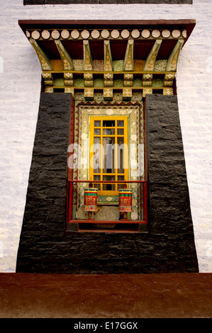 Kunst am Bau der buddhistischen Kloster in Sikkim, Indien - Hand gefertigt und bemalt von windows Stockfoto