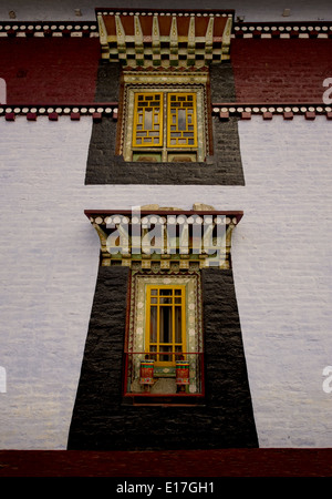 Kunst am Bau der buddhistischen Kloster in Sikkim, Indien - Hand gefertigt und bemalt von windows Stockfoto