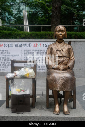 Seoul, Südkorea. 24. Mai 2014. Friedensmonument "Friedensmonument" als Symbol für koreanische Trostfrauen während des zweiten Weltkrieges, sieht man vor der japanischen Botschaft in Seoul, Südkorea. © Lee Jae-Won/AFLO/Alamy Live-Nachrichten Stockfoto