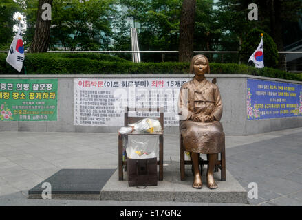 Seoul, Südkorea. 24. Mai 2014. Friedensmonument "Friedensmonument" als Symbol für koreanische Trostfrauen während des zweiten Weltkrieges, sieht man vor der japanischen Botschaft in Seoul, Südkorea. © Lee Jae-Won/AFLO/Alamy Live-Nachrichten Stockfoto