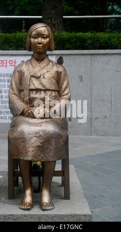 Seoul, Südkorea. 24. Mai 2014. Friedensmonument "Friedensmonument" als Symbol für koreanische Trostfrauen während des zweiten Weltkrieges, sieht man vor der japanischen Botschaft in Seoul, Südkorea. © Lee Jae-Won/AFLO/Alamy Live-Nachrichten Stockfoto