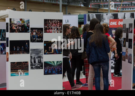 Turin, Italien. 25. Mai 2014. Es heißt "Sie & I", wie der Titel von die letzte Single, die Fotoausstellung der Band One Direction, die in der 8 Gallery in Turin stattfand. Gesehen als eine Einladung, neue Fans, Freunde, interessierte bei der Eingabe der 1 D-Familie zu engagieren. Eine Richtung (gemeinhin als 1D initialisiert) sind eine Englisch-irische Pop-Boygroup mit Sitz in London, bestehend aus Niall Horan, Zayn Malik, Liam Payne, Harry Styles und Louis Tomlinson. Bildnachweis: Elena Aquila / pazifische Presse/Alamy Live News Stockfoto