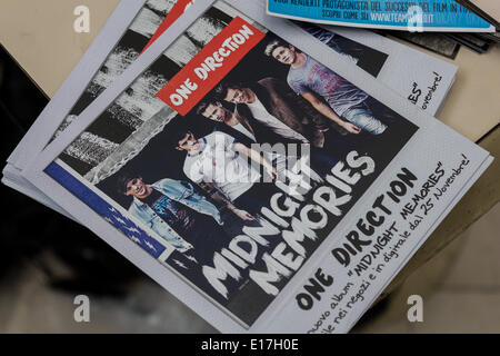 Turin, Italien. 25. Mai 2014. Es heißt "Sie & I", wie der Titel von die letzte Single, die Fotoausstellung der Band One Direction, die in der 8 Gallery in Turin stattfand. Gesehen als eine Einladung, neue Fans, Freunde, interessierte bei der Eingabe der 1 D-Familie zu engagieren. Eine Richtung (gemeinhin als 1D initialisiert) sind eine Englisch-irische Pop-Boygroup mit Sitz in London, bestehend aus Niall Horan, Zayn Malik, Liam Payne, Harry Styles und Louis Tomlinson. Bildnachweis: Elena Aquila / pazifische Presse/Alamy Live News Stockfoto