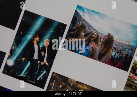 Turin, Italien. 25. Mai 2014. Es heißt "Sie & I", wie der Titel von die letzte Single, die Fotoausstellung der Band One Direction, die in der 8 Gallery in Turin stattfand. Gesehen als eine Einladung, neue Fans, Freunde, interessierte bei der Eingabe der 1 D-Familie zu engagieren. Eine Richtung (gemeinhin als 1D initialisiert) sind eine Englisch-irische Pop-Boygroup mit Sitz in London, bestehend aus Niall Horan, Zayn Malik, Liam Payne, Harry Styles und Louis Tomlinson. Bildnachweis: Elena Aquila / pazifische Presse/Alamy Live News Stockfoto