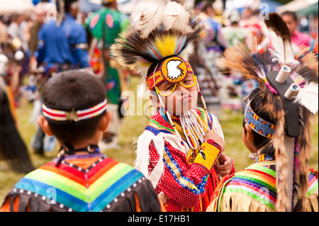 Indian Nation Pow Wow im Day Break Cultural Center im Discovery Park mit Kindern, die auftreten, Washington State Stockfoto