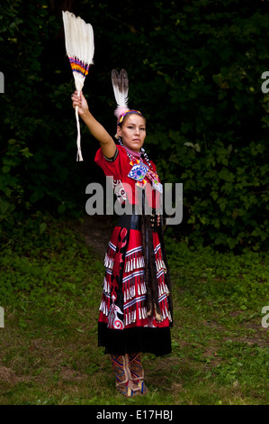 Indian Nation Pow Wow am Tag Pause Kulturzentrum im Entdeckerpark mit Frau posiert mit Feder Stockfoto