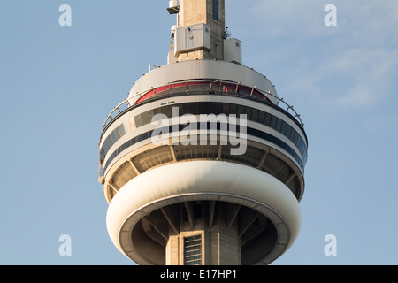Nach oben auf der Aussichtsplattform des CN Tower in Toronto mit Menschen, die die Kante-Wanderung Stockfoto