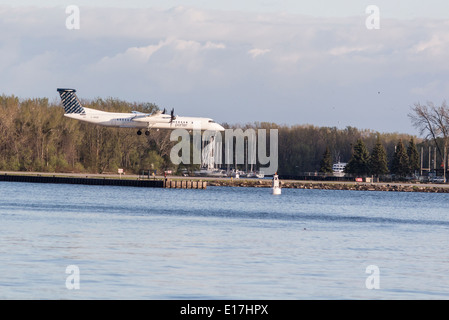 Porter Bombardier Q400 Turboprop-Flugzeuge kommen, um auf die Toronto Islands bei Billy Bishop Airport landen Stockfoto
