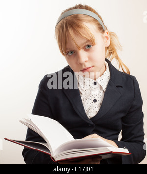 Closeup Portrait des blonden kaukasischen Schulmädchen mit Buch Stockfoto