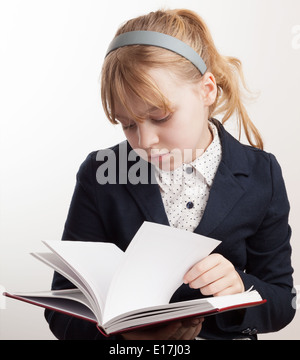 Close-up Portrait von blonde kaukasische Schulmädchen Lehrbuch lesen Stockfoto