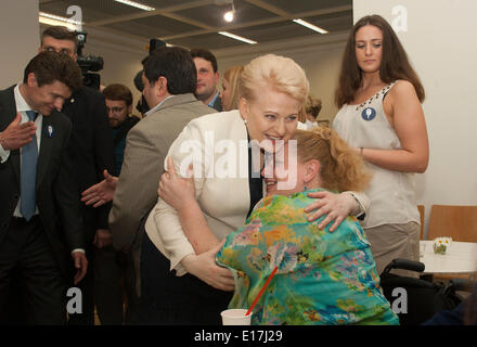 Vilnius. 26. Mai 2014. Die litauische Staatspräsidentin Dalia Grybauskaite umarmen am 26. Mai 2014 ein Anhänger in Vilnius, Litauen. Die litauische Staatspräsidentin Dalia Grybauskaite behielt ihr Amt sie soziale demokratische Anwärter Zigmantas Balcytis in einer Stichwahl gegen nach vorläufigen Ergebnissen von zentralen Wahlkommission Montag früh freigegeben. Bildnachweis: Milda/Xinhua/Alamy Live-Nachrichten Stockfoto