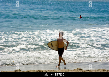 Surfer am Strand von Laguna Beach, Kalifornien laufen Stockfoto