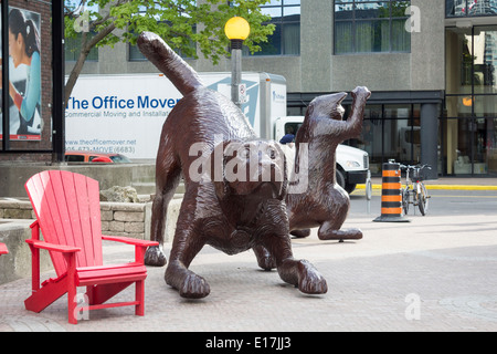 Holz-Skulptur Schnitzereien von Hund und eine Katze außerhalb Pawsway in Toronto am Queens Quay. Stockfoto