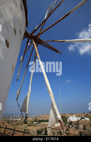 Traditionelle Windmühle auf dem Berg Dorf Vivlos, Naxos, Kykladen, Griechenland Stockfoto