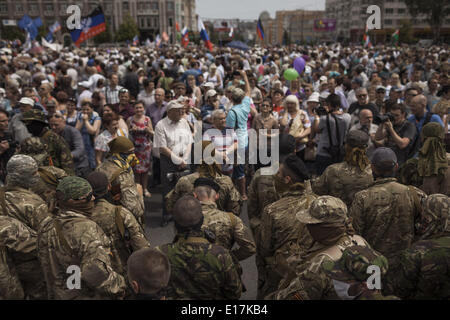 Donezk, Ukraine. 25. Mai 2014. Bewaffnete Milizen aus dem pro-russischen Vostok Battallion nahmen an einer Kundgebung in der Leninplatz, Donezk, gegen ukrainischen Präsidentschaftswahlen statt landesweit statt. Das Publikum gab die Kämpfer, von die einige zu originären des Kaukasus zu sein schien als Helden empfangen. An einer Stelle, die Menge begonnen schreien '' Grosny, Grosny "Credit: Janos Chiala/NurPhoto/ZUMAPRESS.com/Alamy Live News Stockfoto