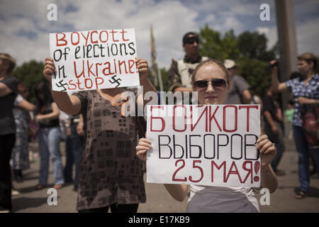 Donezk, Ukraine. 25. Mai 2014. Pro-russische Frauen mit Schildern forderten einen Boykott der Wahlen auf einer Kundgebung statt in der Leninplatz, Donezk, gegen ukrainischen Präsidentschaftswahlen statt landesweit. Bildnachweis: Janos Chiala/NurPhoto/ZUMAPRESS.com/Alamy Live-Nachrichten Stockfoto