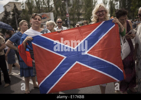 Donezk, Ukraine. 25. Mai 2014. Mit der Flagge von Neurussland, bildeten die neuen Staat nach der Vereinigung der pro-russischen, separatistischen Entitäten Donezk und Lugansk, nach eine Kundgebung in der Leninplatz, Donezk, gegen ukrainischen Präsidentschaftswahlen statt landesweit statt. Bildnachweis: Janos Chiala/NurPhoto/ZUMAPRESS.com/Alamy Live-Nachrichten Stockfoto