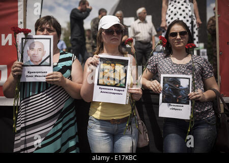 Donezk, Ukraine. 25. Mai 2014. Pro-russische Frauen mit Fotos von den letzten Opfer der Kämpfe im Osten der Ukraine bei einer Kundgebung statt in der Leninplatz, Donezk, gegen ukrainischen Präsidentschaftswahlen statt landesweit. Bildnachweis: Janos Chiala/NurPhoto/ZUMAPRESS.com/Alamy Live-Nachrichten Stockfoto