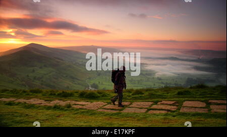 Eine Walker steigt die große Ridge auf Mam Tor über Hope Valley in der Nähe von Castleton bei Sonnenaufgang, Peak District, Derbyshire, UK Stockfoto