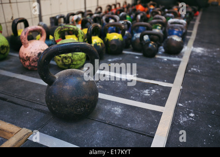 Verschiedene Größen von Kettlebells Gewichte auf Turnhalle Boden liegend. Ausrüstung allgemein verwendet für Crossfit Training im Fitnessclub Stockfoto