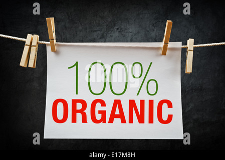 100 % Bio. Hundert Prozent Bio-Label Seil hängen. Stockfoto