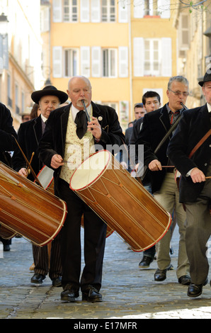 Provenzalische Musiker oder Trommler spielen provenzalischen Trommeln bekannt als Tambourins Aix-en-Provence Frankreich Stockfoto