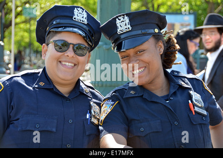 Porträt von 2 New York City Polizist Polizistinnen bei der Verzögerung B'Omer Parade in Crown Heights, Brooklyn, New York City. Stockfoto