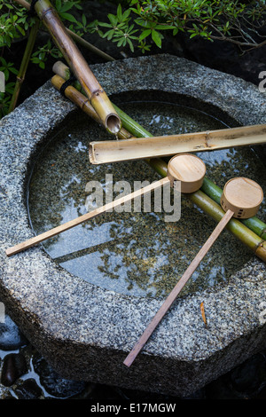 Ein Tsukubai ist ein Wasserbecken am japanischen buddhistischen Tempel für Besucher um sich zu reinigen Stockfoto