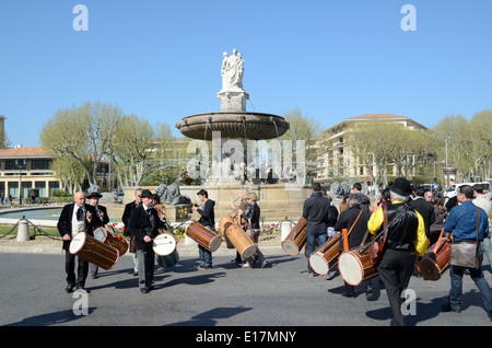 Provenzalische Musiker oder Trommler spielen traditionelle Tambourins Drums La Rotonde Brunnen Aix-en-Provence Frankreich