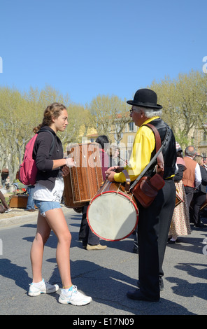Jung & Alt Provençaux oder zwei Generationen von Franzosen Chatten oder Reden Musik Festival Aix-en-Provence Provence Frankreich Stockfoto