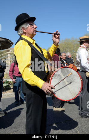 Provenzalische Schlagzeuger Flötist oder Volksmusiker tragen traditionelle provenzalische Kleidung Aix-en-Provence Frankreich Stockfoto