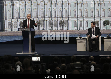 St Petersburg, Russland. 23. Mai 2014. Der russische Präsident Vladimir Putin hält eine Rede während Sankt Petersburg International Economic Forum am 23. Mai, 2014 Valja Egorshin/NurPhoto/ZUMAPRESS.com/Alamy © Live News Stockfoto