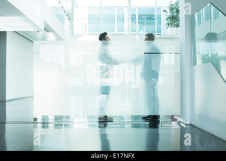 Geschäftsleute, die in modernen Büro sprechen Stockfoto