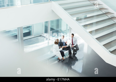 Arzt und Administratoren im Krankenhaus Lobby sprechen Stockfoto