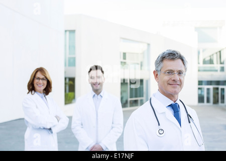 Porträt von zuversichtlich Ärzte auf Dach Stockfoto