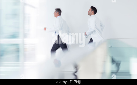 Ärzte im Krankenhausflur laufen Stockfoto