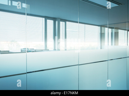 Spiegel und Fenster im modernen Büro Stockfoto