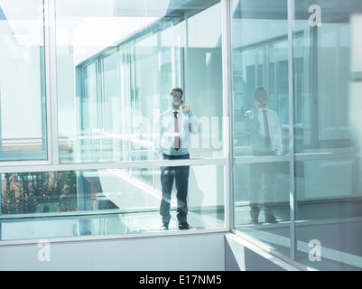 Geschäftsmann, reden über Handy im modernen Büro Stockfoto