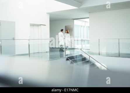 Ärzte sprechen im Krankenhausflur Stockfoto