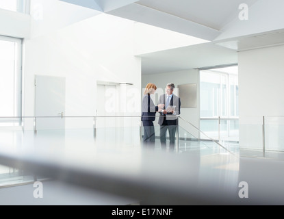 Geschäftsleute mit digital-Tablette im Büro Korridor Stockfoto