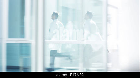 Ärzte im Krankenhausflur laufen Stockfoto