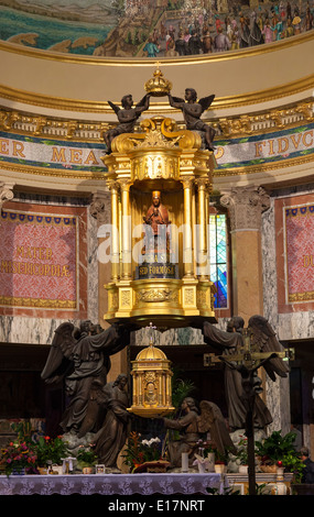 Die schwarze Madonna in der Wallfahrtskirche der Madonna di Tindari. Ein bekanntes Wahrzeichen in Sizilien, Italien. Erbaut ca. 1522. Stockfoto