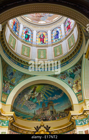 Innenraum der schwarzen Madonna Kirche (Wallfahrtskirche Madonna di Tindari)-Wahrzeichen in Sizilien, Italien. Stockfoto