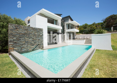 Modernes Haus und pool Stockfoto