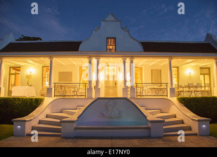 Luxus-Haus mit Veranda, die nachts beleuchtet Stockfoto